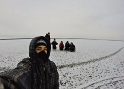 Волжане добрались до середины Волги на самодельных "чунках" Волжане добрались до середины Волги на самодельных "чунках"