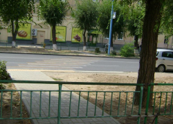 В Волжском власти самовольно перекрыли пешеходный переход В Волжском власти самовольно перекрыли пешеходный переход