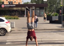 Необычное преодоление пешеходного перехода зафиксировали жители города Необычное преодоление пешеходного перехода зафиксировали жители города