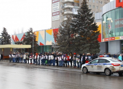 Молодежь Волжского вышла на тротуары с "подушками безопасности" на груди Молодежь Волжского вышла на тротуары с "подушками безопасности" на груди