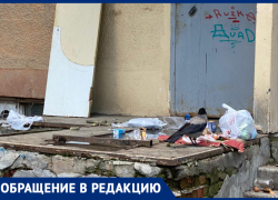 Руины у входа в подъезд и грязь: коммунальщики в Волжском наплевали на помойку у жилого дома Руины у входа в подъезд и грязь: коммунальщики в Волжском наплевали на помойку у жилого дома