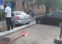 Пьяный в хлам водитель устроил "расколбас" на Набережной Волжского: снес знаки и протаранил "Приору" Пьяный в хлам водитель устроил "расколбас" на Набережной Волжского: снес знаки и протаранил "Приору"