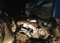 Пять человек погибли на трассе в области: легковушка влетела под КамАЗ Пять человек погибли на трассе в области: легковушка влетела под КамАЗ