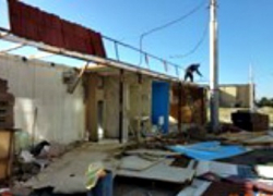В Волжском демонтировали остановку с торговым павильоном В Волжском демонтировали остановку с торговым павильоном