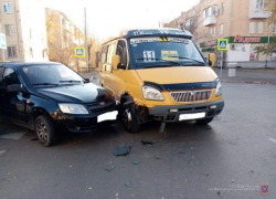 Девушка пострадала в ДТП с маршруткой в Волжском Девушка пострадала в ДТП с маршруткой в Волжском