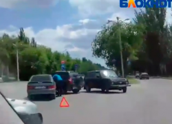 На видео попала наглая автоледи, которая пыталась объехать ДТП в Волжском по "встречке" На видео попала наглая автоледи, которая пыталась объехать ДТП в Волжском по "встречке"