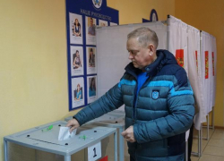 Мэр Волжского Игорь Воронин отдал свой голос кандидату в президенты РФ Мэр Волжского Игорь Воронин отдал свой голос кандидату в президенты РФ