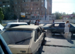 В Волжском столкнулись три машины В Волжском столкнулись три машины