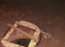 Открытый колодец на оживленной улице угрожает жизням горожан в Волжском Открытый колодец на оживленной улице угрожает жизням горожан в Волжском
