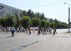 Малыши в Волжском вручили водителям предупреждения Малыши в Волжском вручили водителям предупреждения