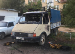 Гори газель, гори и дыни: в Волжском рядом с детской площадкой воспламенилась машина Гори газель, гори и дыни: в Волжском рядом с детской площадкой воспламенилась машина