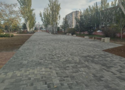 В сквере на Коммунистической дополнительно устанавливают детскую площадку В сквере на Коммунистической дополнительно устанавливают детскую площадку