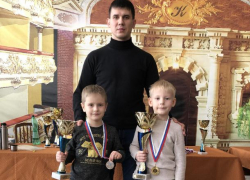 Юные шахматисты из Волжского забрали медали на Первенстве области Юные шахматисты из Волжского забрали медали на Первенстве области