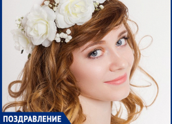 Девушка-весна отмечает личный праздник Девушка-весна отмечает личный праздник