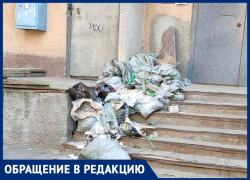 Куча мусора лежит у подъезда уже месяц: жители жалуются на захламление в Волжском Куча мусора лежит у подъезда уже месяц: жители жалуются на захламление в Волжском