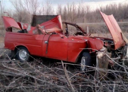 Советский автомобиль вдребезги разбился об трактор в Быковском районе Советский автомобиль вдребезги разбился об трактор в Быковском районе