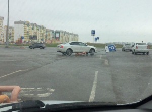 Понтовщик на Skoda выбил страйк на парковке в Волжском Понтовщик на Skoda выбил страйк на парковке в Волжском