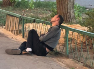 Мужчина лег спать на тротуар, - волжанка Мужчина лег спать на тротуар, - волжанка