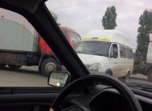 КамАЗ въехал в 160-ю маршрутку на въезде в Волгоград из Волжского КамАЗ въехал в 160-ю маршрутку на въезде в Волгоград из Волжского