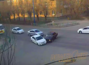 Гонщик на вишневом «ВАЗе» устроил коллапс на дороге в Волжском Гонщик на вишневом «ВАЗе» устроил коллапс на дороге в Волжском