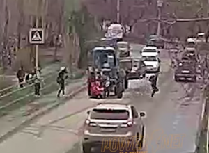 Водитель трактора беспощадно задавил двух школьниц в Волжском Водитель трактора беспощадно задавил двух школьниц в Волжском