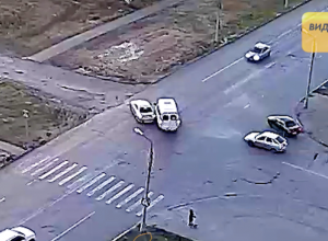 Опрометчивый автомобилист пытался снести маршрутку в Волжском Опрометчивый автомобилист пытался снести маршрутку в Волжском