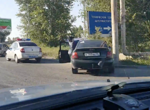 Две иномарки не поделили дорогу в Волжском Две иномарки не поделили дорогу в Волжском