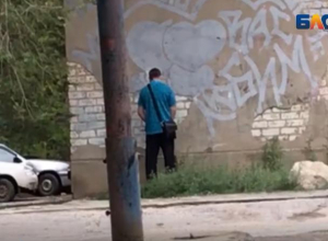 Кавалер без комплексов облегчился на детской площадке в Волжском Кавалер без комплексов облегчился на детской площадке в Волжском
