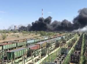 Клубы черного дыма от огня накрыли Волжский Клубы черного дыма от огня накрыли Волжский