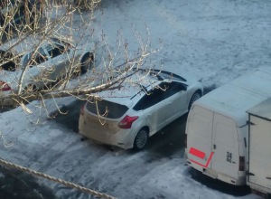 Эгоистичный автохам занял сразу два парковочных места в Волжском Эгоистичный автохам занял сразу два парковочных места в Волжском