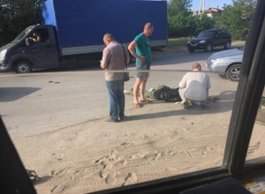 По дороге из Волжского мотоциклист не смог разъехаться с «шестеркой» По дороге из Волжского мотоциклист не смог разъехаться с «шестеркой»