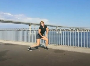 Заводная блондинка устроила попотряс на фоне «танцующего» моста Заводная блондинка устроила попотряс на фоне «танцующего» моста