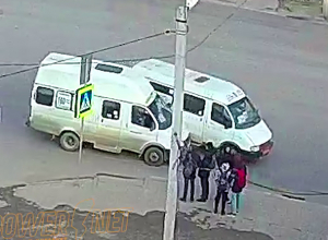 Две маршрутки не поделили остановку в Волжском Две маршрутки не поделили остановку в Волжском