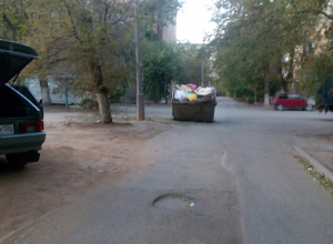 Огромный бункер с мусором перегородил проезжую часть во дворе многоэтажки в Волжском Огромный бункер с мусором перегородил проезжую часть во дворе многоэтажки в Волжском