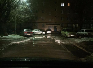 Тающий снег и лед превратились в непроходимые лужи во дворах Волжского Тающий снег и лед превратились в непроходимые лужи во дворах Волжского