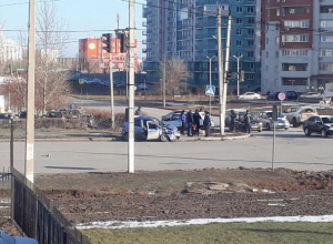 В Волжском «четверка» и «Матиз» поцеловались на перекрестке В Волжском «четверка» и «Матиз» поцеловались на перекрестке