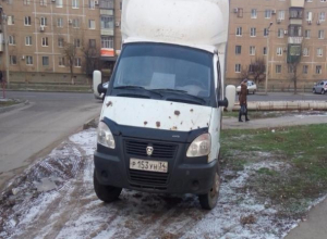 Автохам «облюбовал» зеленную зону в центре двора в Волжском Автохам «облюбовал» зеленную зону в центре двора в Волжском