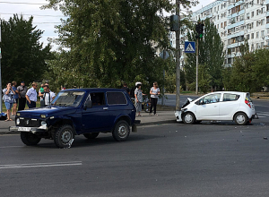Брутальный владелец внедорожника встретился с хрупкой автоледи на малолитражке в Волжском Брутальный владелец внедорожника встретился с хрупкой автоледи на малолитражке в Волжском