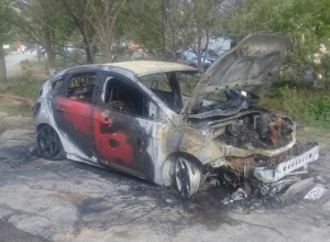В Волжском на улице 87-й Гвардейской загорелась квартира и машина В Волжском на улице 87-й Гвардейской загорелась квартира и машина