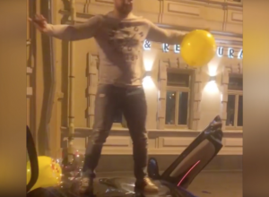 Внук владельца волжского завода станцевал на крыше BMW за 10 млн рублей Внук владельца волжского завода станцевал на крыше BMW за 10 млн рублей