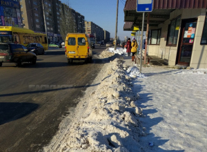 Из-за снежных гор на остановках, волжанам приходится скакать, как сайгакам Из-за снежных гор на остановках, волжанам приходится скакать, как сайгакам