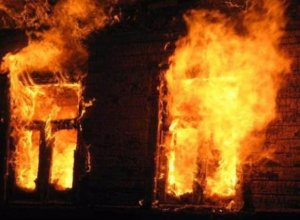 Неосторожные прохожие подожгли дачу в Волжском Неосторожные прохожие подожгли дачу в Волжском