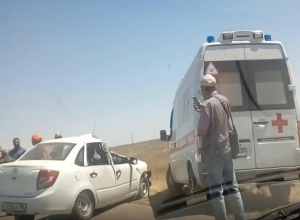 Автоледи на LADA Granta врезалась в КамАЗ и “Волгу” по дороге из Волжского Автоледи на LADA Granta врезалась в КамАЗ и “Волгу” по дороге из Волжского