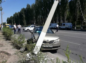 Девушка на иномарке снесла бетонный столб в Волжском Девушка на иномарке снесла бетонный столб в Волжском