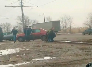 Автомобилисты Волжского устроили драку на железнодорожном переезде Автомобилисты Волжского устроили драку на железнодорожном переезде