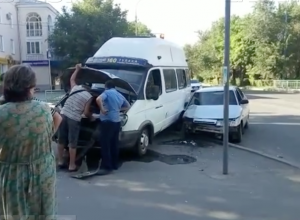 Появилось видео ДТП с участием маршрутки в Волжском Появилось видео ДТП с участием маршрутки в Волжском