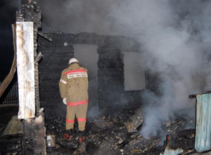 Две хозпостройки одновременно вспыхнули в Среднеахтубинском районе Две хозпостройки одновременно вспыхнули в Среднеахтубинском районе