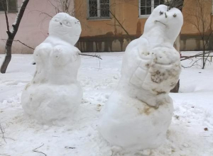 Фигуристая парочка из снега попала в объектив волжан Фигуристая парочка из снега попала в объектив волжан
