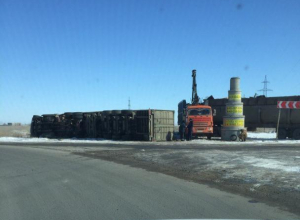 Огромная фура перевернулась в Волжском Огромная фура перевернулась в Волжском