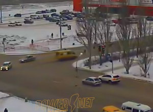 Пешеходы кинулись под колеса летящей маршрутки в Волжском Пешеходы кинулись под колеса летящей маршрутки в Волжском